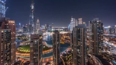 Dubai şehir merkezi gökdelenleri gökdelenlerle çevrili gece zaman çizelgesi.