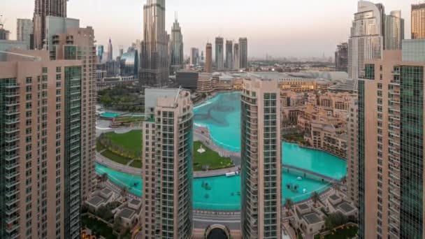 Dubai Centro de paisaje urbano con rascacielos más altos alrededor del día aéreo a la noche timelapse. — Vídeos de Stock