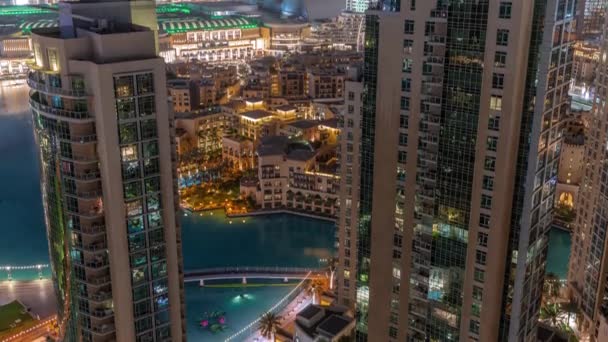 Dubai Fontänen mit begehbarem Bereich rund um die Luftaufnahme der Nacht zwischen Wolkenkratzern Zeitraffer. — Stockvideo