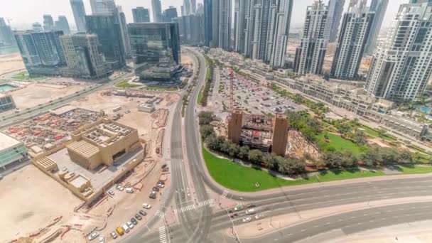 Business Bay havacılık panoramik binasında modern kuleleri olan Bay Avenue, Dubai — Stok video