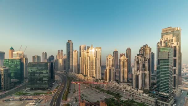 Bay Avenue durante el amanecer con modernas torres en Business Bay timelapse panorámica aérea, Dubai — Vídeos de Stock