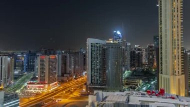 Dubai 'deki Business Bay' deki gökdelenler gece hava saatleri, Birleşik Arap Emirlikleri