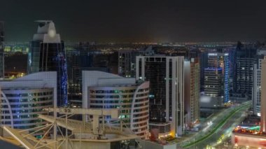 Dubai 'deki Business Bay' deki gökdelenler gece hava saatleri, Birleşik Arap Emirlikleri