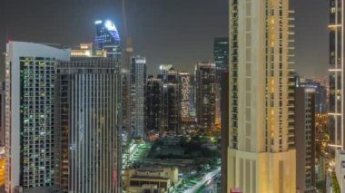 Dubai 'deki Business Bay' deki gökdelenler gece hava saatleri, Birleşik Arap Emirlikleri
