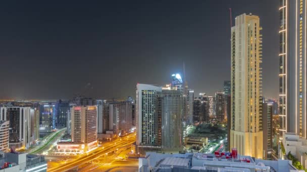 Arranha-céus no Business Bay em Dubai aéreo durante toda a noite timelapse, Emirados Árabes Unidos — Vídeo de Stock