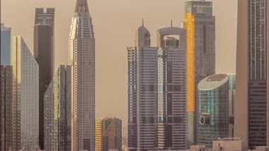 Şeyh Zayed Yolu ve Dubai 'deki DIFC bölgesi hava zaman çizelgesi çevresindeki yüksek binalar.