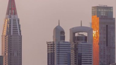 Şeyh Zayed Yolu ve Dubai 'deki DIFC bölgesi hava zaman çizelgesi çevresindeki yüksek binalar.