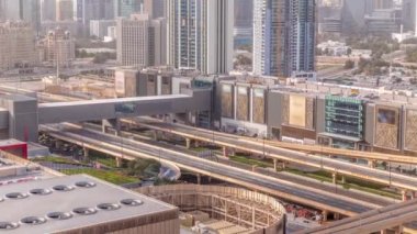 Şeyh Zayed Yolu ve Dubai 'deki DIFC bölgesi hava zaman çizelgesi çevresindeki yüksek binalar.