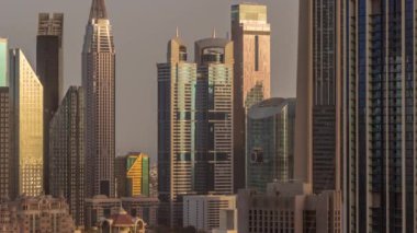 Şeyh Zayed Yolu ve Dubai 'deki DIFC bölgesi hava zaman çizelgesi çevresindeki yüksek binalar.