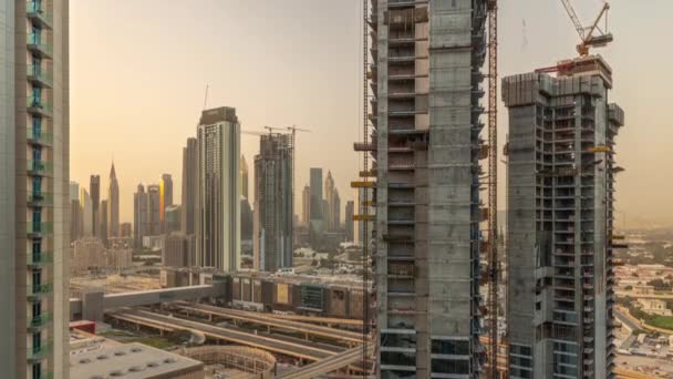 Fila de los edificios altos alrededor de Sheikh Zayed Road y el timelapse aéreo del distrito DIFC en Dubai — Vídeo de stock