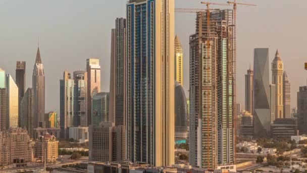 Zeitraffer der Hochhäuser rund um die Sheikh Zayed Road und den DIFC-Distrikt in Dubai — Stockvideo