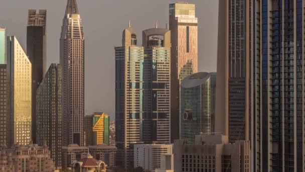 Řada vysokých budov kolem Sheikh Zayed Road a DIFC okresní letecké timelapse v Dubaji — Stock video