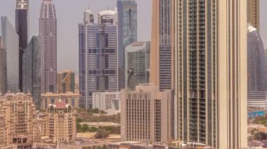 Şeyh Zayed Yolu 'nun etrafındaki yüksek binalar ve Dubai' deki DIFC hava sahaları.
