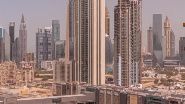 Řada vysokých budov kolem Sheikh Zayed Road a DIFC okresní antény celý den timelapse v Dubaji — Stock video