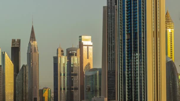 두 바이의 셰이크 자이드 로드 (Sheikh Zaded Road) 와 DIFC 지역 항공 시간 대주변의 고층 건물 들 — 비디오