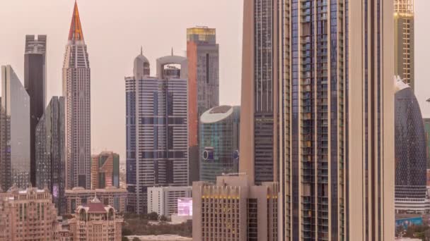 Fila degli edifici alti intorno Sheikh Zayed Road e DIFC distretto aereo giorno alla notte timelapse a Dubai — Video Stock
