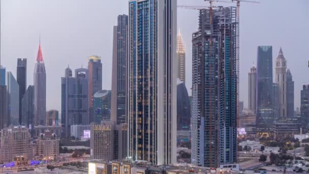 Ряд высоких зданий вокруг Шейх Заид-роуд и DIFC района воздушных день и ночь Timelapse в Дубае — стоковое видео