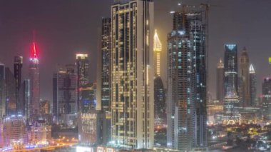 Şeyh Zayed Yolu 'nun etrafındaki yüksek binalar ve Dubai' deki DIFC hava sahaları.