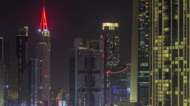 Şeyh Zayed Yolu 'nun etrafındaki yüksek binaların ve Dubai' deki DIFC bölgesinin hava saatleri.