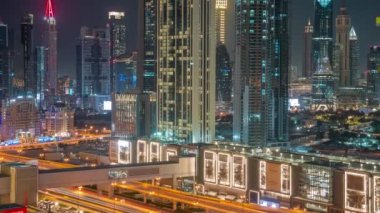 Şeyh Zayed Yolu 'nun etrafındaki yüksek binaların ve Dubai' deki DIFC bölgesinin hava saatleri.