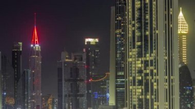Şeyh Zayed Yolu 'nun etrafındaki yüksek binalar ve Dubai' deki DIFC hava sahaları.