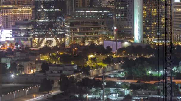 Modern épületek körül Sheikh Zayed Road és DIFC kerület légi éjszakai időbeosztás Dubai — Stock videók