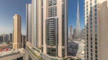 Dubai şehir merkezindeki en uzun gökdelenler alışveriş merkezinin hava saatine yakın bulvar caddesinde yer alıyor..
