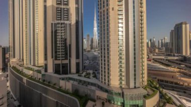 Dubai şehir merkezindeki en uzun gökdelenler bütün gün alışveriş merkezinin anteninin yanındaki bulvar caddesinde yer alır..