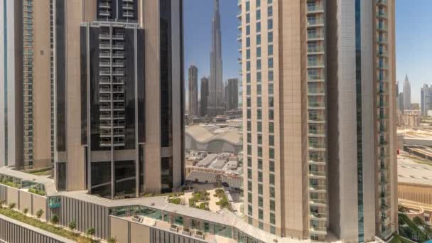 Die höchsten Wolkenkratzer in der Innenstadt Dubais an der Bouleward Street in der Nähe von Einkaufszentrum Luftaufnahme den ganzen Tag. — Stockvideo