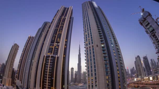 Panorama nejvyšších mrakodrapů v centru Dubaje se nachází na ulici Bouleward v blízkosti nákupního centra letecký den do noci timelapse. — Stock video