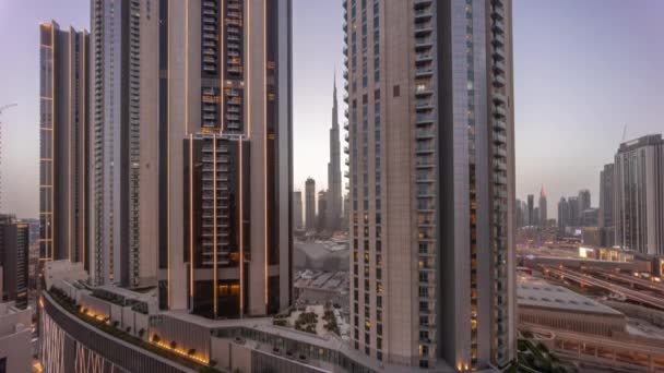Os arranha-céus mais altos no centro da cidade de Dubai localizado na rua bouleward perto de shopping center aéreo dia a noite timelapse. — Vídeo de Stock