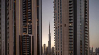 Dubai 'nin merkezindeki en uzun gökdelenler alışveriş merkezinin yanındaki caddede, hava gününden geceye kadar..