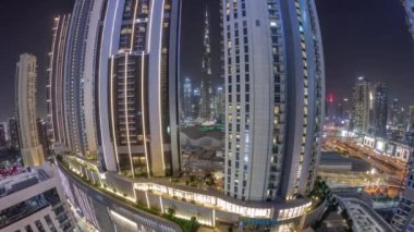 Dubai şehir merkezindeki en uzun gökdelenler alışveriş merkezinin yakınındaki bulvar sokağında, gece hava saatleri..