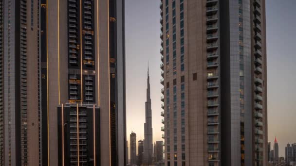Wolkenkrabbers in het centrum van Dubai gelegen aan bouleward straat in de buurt van winkelcentrum antenne dag tot nacht timelapse. — Stockvideo