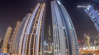 Dubai şehir merkezindeki en uzun gökdelenler bulvar caddesinde tüm gece boyunca alışveriş merkezinin antenine yakın..