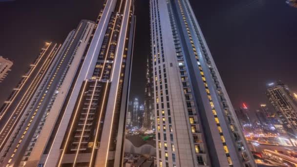 Tallest skyskrabere i downtown dubai beliggende på bouleward street nær indkøbscenter antenne nat timelapse. – Stock-video