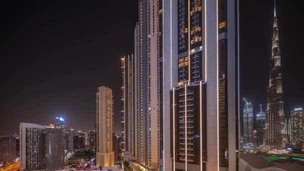 Rascacielos más altos en el centro de dubai ubicados en la calle Bouleward cerca del centro comercial timelapse noche aérea. — Vídeo de stock