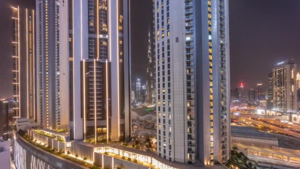 Los rascacielos más altos del centro de dubai ubicados en la calle Bouleward cerca del centro comercial aéreo durante toda la noche timelapse. — Vídeos de Stock