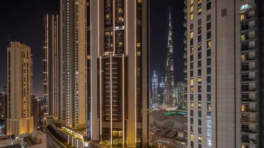 Dubai şehir merkezindeki en uzun gökdelenler alışveriş merkezinin yakınındaki bulvar sokağında, gece hava saatleri..