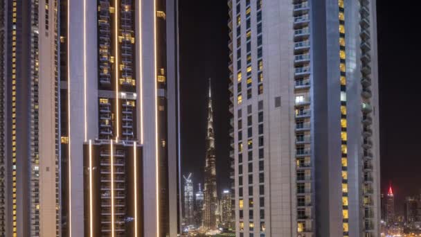 Wolkenkrabbers in het centrum van Dubai gelegen aan bouleward straat in de buurt van winkelcentrum antenne de hele nacht timelapse. — Stockvideo