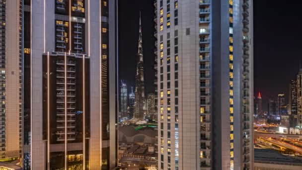 Wolkenkrabbers in het centrum van Dubai gelegen aan bouleward straat in de buurt van winkelcentrum antenne nacht timelapse. — Stockvideo