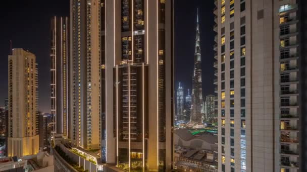 Wolkenkrabbers in het centrum van Dubai gelegen aan bouleward straat in de buurt van winkelcentrum antenne nacht timelapse. — Stockvideo