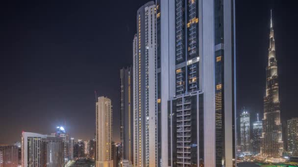 Mais altos arranha-céus no centro da cidade de Dubai localizado na rua bouleward perto de shopping center aéreo toda a noite timelapse. — Vídeo de Stock