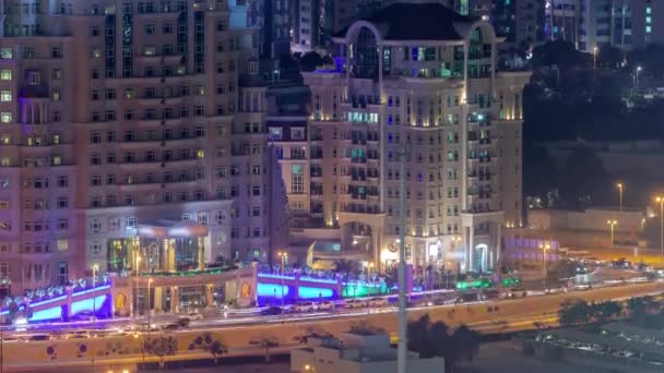 迪拜金融区的空中景观，酒店林立，道路上交通繁忙，夜幕降临. — 图库视频影像