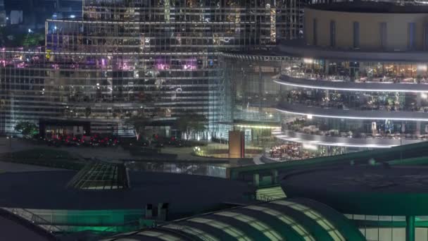 Centro comercial exterior con reastaurants en balcones timelapse noche en Dubai, Emiratos Árabes Unidos — Vídeos de Stock