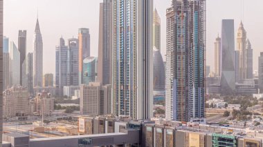 Şeyh Zayed Yolu çevresindeki yüksek binalar ve Dubai, BAE 'deki DIFC hava zaman çizelgesi. İnşaat alanı olan Uluslararası Finans Merkezi gökdelenleri