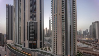 Dubai şehir merkezindeki en uzun gökdelenler alışveriş merkezinin hava durumu yakınlarındaki bulvar caddesinde geceden geceye geçiş zamanı. Gün batımından sonra çatısı olan yürüyüş alanı.