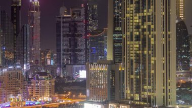 Sheikh Zayed Yolu ve DIFC bölgesi çevresindeki yüksek binalar ve Dubai, BAE 'deki gece saatleri. Pencerelerinde ışıklar olan Uluslararası Finans Merkezi gökdelenleri