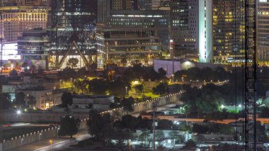 Sheikh Zayed Yolu ve DIFC bölgesi çevresindeki modern binalar Dubai, BAE 'deki gece saatleri. İnşaat alanı olan Uluslararası Finans Merkezi gökdelenleri