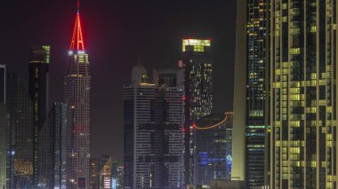 Şeyh Zayed Yolu 'nun etrafında yanıp sönen ışıklar ve Dubai, BAE' deki DIFC hava sahasında gece saatleri olan yüksek binaların orada. Cam yüzeyi olan Uluslararası Finans Merkezi gökdelenleri